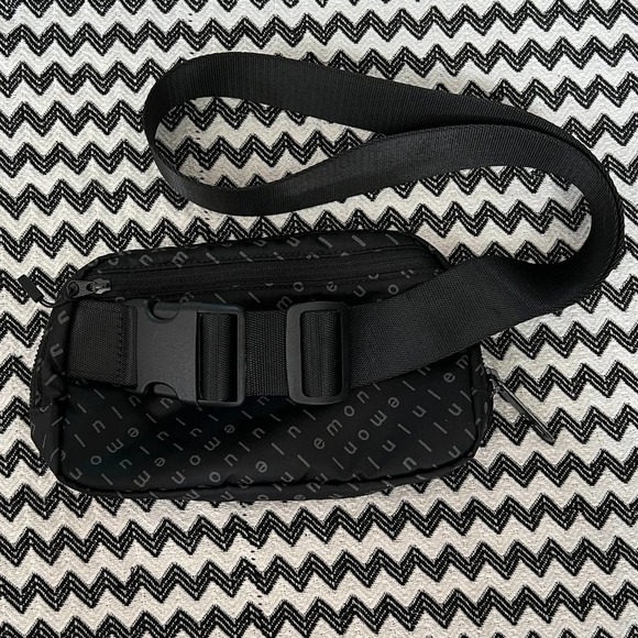 OG Mirrorify Reflective Black/Black lululemon Everywhere Belt Bag - Picture 7 of 14